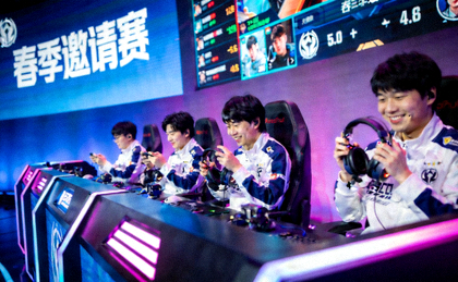 电竞比赛舞台上选手正在进行春季邀请赛的对抗